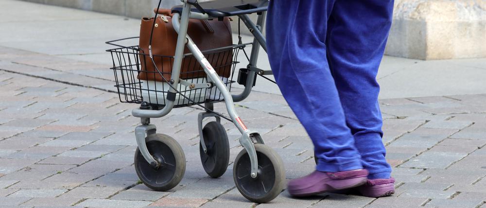 Senioren Potsdam. Gehbehinderung, Rollator, Gehhilfe, Symbolbild.
