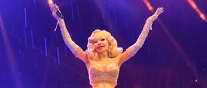 Amanda Lepore, eine US-amerikanische Mode-Ikone, lebt offen als Transfrau und arbeitet als Fotomodell, bei der 46. CSD Parade.