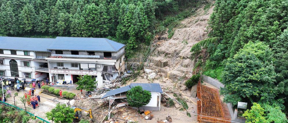Ein Wohnhaus wurde durch einen Erdrutsch im Dorf Yuelin in der zentralchinesischen Provinz Hunan mitgerissen.