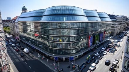 Das Kaufhaus Galeries Lafayette an der Friedrichstraße schließt Ende Juli. Kultursenator Chialo (CDU) möchte in dem Gebäude die Zentral- und Landesbibliothek unterbringen.