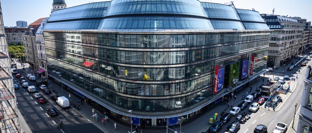 Das Kaufhaus Galeries Lafayette an der Friedrichstraße schließt Ende Juli. Kultursenator Chialo (CDU) möchte in dem Gebäude die Zentral- und Landesbibliothek unterbringen.