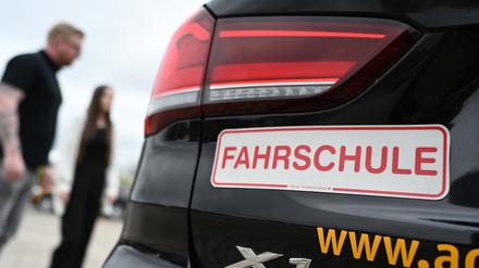 Blick auf das Heck eines Fahrschulautos.
