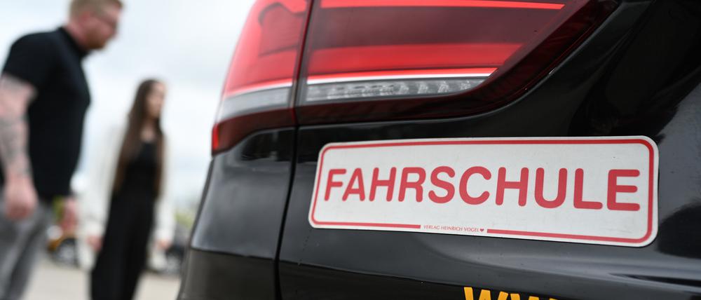 Blick auf das Heck eines Fahrschulautos.