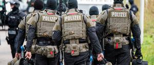 Polizisten des Spezialeinsatzkommandos (SEK) verlassen ein Wohnhaus in Hamburg (Symbolbild).