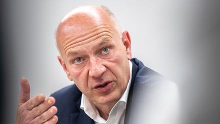 2024, Berlin: Kai Wegner (CDU), Regierender Bürgermeister von Berlin, bei einem Besuch im Newsroom der Deutschen Presse-Agentur