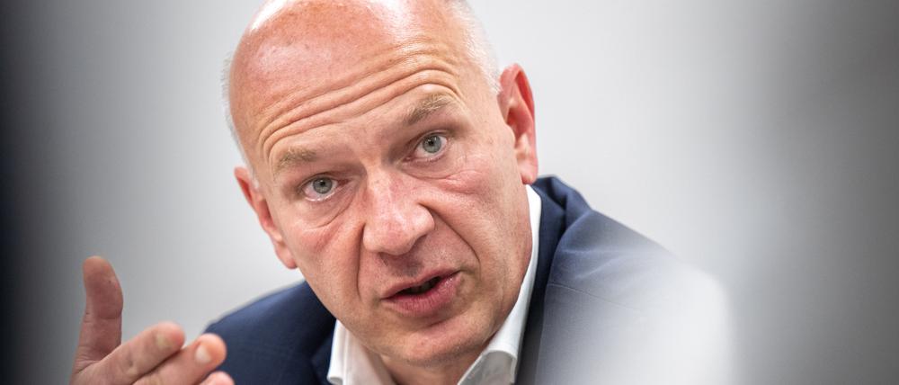 2024, Berlin: Kai Wegner (CDU), Regierender Bürgermeister von Berlin, bei einem Besuch im Newsroom der Deutschen Presse-Agentur