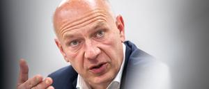 2024, Berlin: Kai Wegner (CDU), Regierender Bürgermeister von Berlin, bei einem Besuch im Newsroom der Deutschen Presse-Agentur