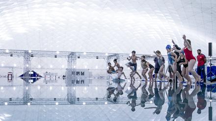 Kinder springen in das Wasserbecken bei der offiziellen Eröffnung der Schwimmbad-Traglufthalle. 