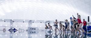 Kinder springen in das Wasserbecken bei der offiziellen Eröffnung der Schwimmbad-Traglufthalle. 