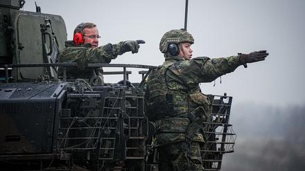 Boris Pistorius (SPD), Bundesminister der Verteidigung, beim Besuch auf dem Truppenübungsplatz Altengrabow in einem Puma-Schützenpanzer.