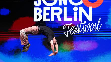Ein Mitglied der Circus and Urban Dance Company The Funky Monkeys im Eventhaus des Dong Xuan Center.