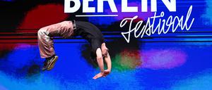 Ein Mitglied der Circus and Urban Dance Company The Funky Monkeys im Eventhaus des Dong Xuan Center.