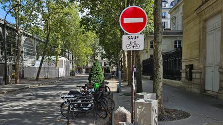 Standard-Schild in Paris: Durchfahrt für Autos in dieser Richtung verboten.