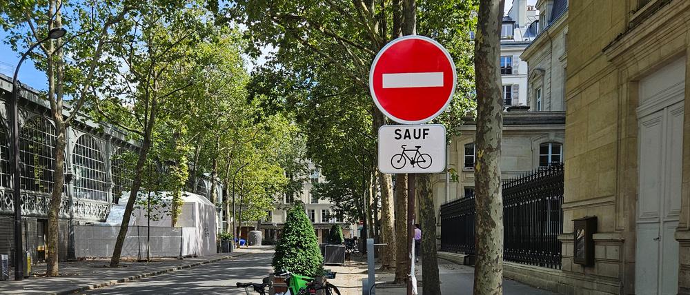 Standard-Schild in Paris: Durchfahrt für Autos in dieser Richtung verboten.