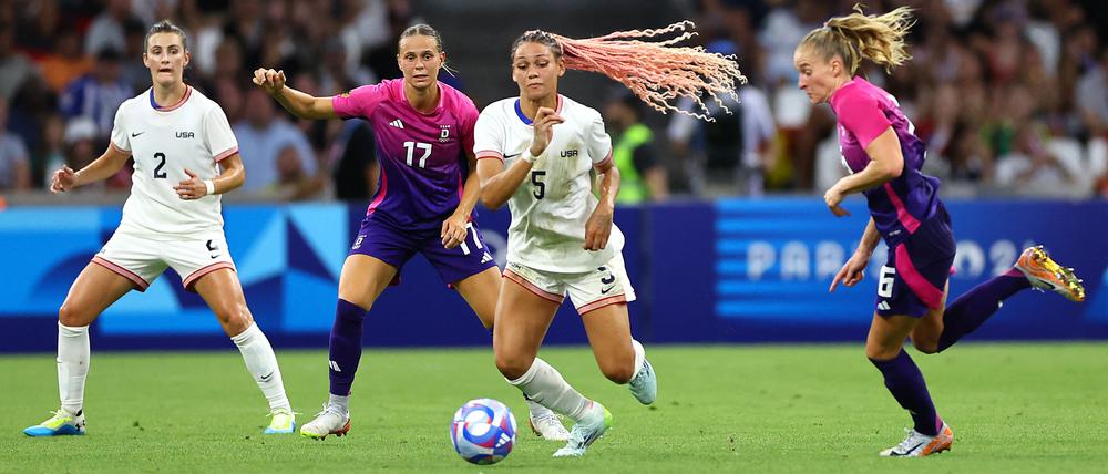 US-Kickerin Trinity Rodman in der Zange der DFB-Spielerinnen Janina Minge und Klara Buehl.