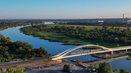 Mehr als dreieinhalb Jahre war das unmöglich: Züge passieren die Oder-Brücke. 