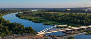 Mehr als dreieinhalb Jahre war das unmöglich: Züge passieren die Oder-Brücke. 
