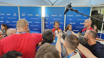 Viele Fragen, viel Gedränge: Rafael Nadal steht Rede und Antwort.