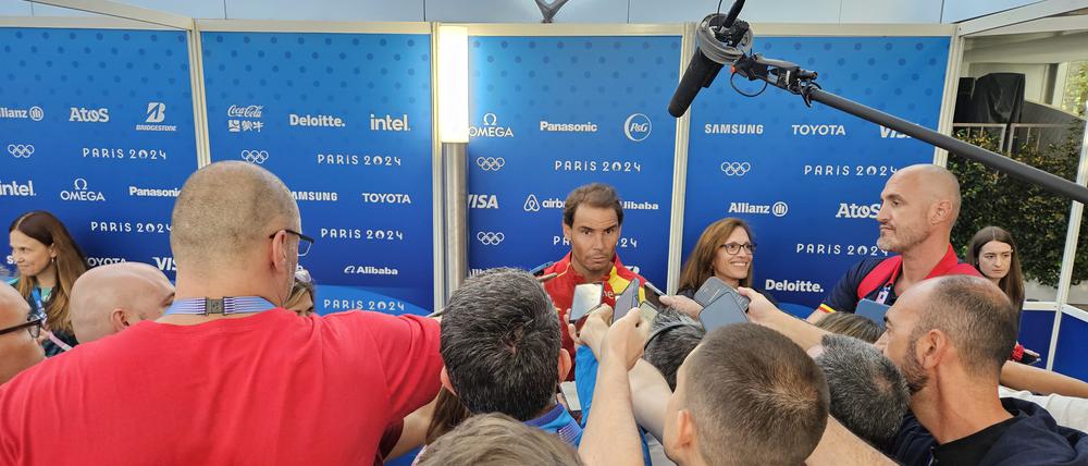 Viele Fragen, viel Gedränge: Rafael Nadal steht Rede und Antwort.