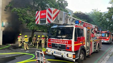 Die Feuerwehr löscht einen Brand in einer Kreuzberger Tiefgarage.