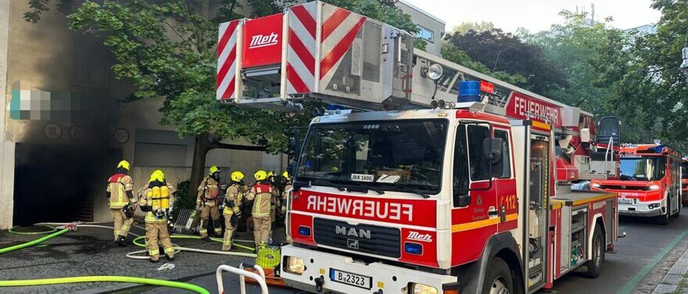 Die Feuerwehr löscht einen Brand in einer Kreuzberger Tiefgarage.