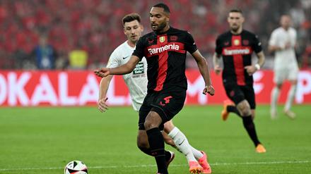 Jonathan Tah könnte in der nächsten Bundesligasaison im Trikot des Rekordmeisters auflaufen - oder aber weiterhin dem Werksklub treu bleiben. 