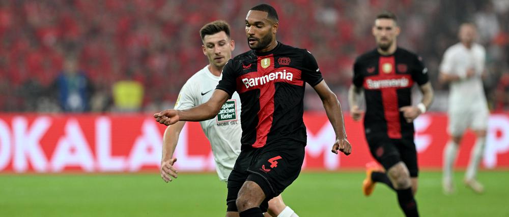 Jonathan Tah könnte in der nächsten Bundesligasaison im Trikot des Rekordmeisters auflaufen - oder aber weiterhin dem Werksklub treu bleiben.