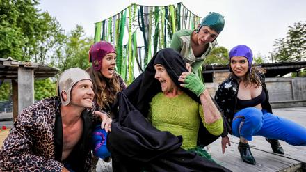 Globe Berlin. Im „Ein Sommernachtstraum“ reißen Puck und Elfen miteinander Possen.