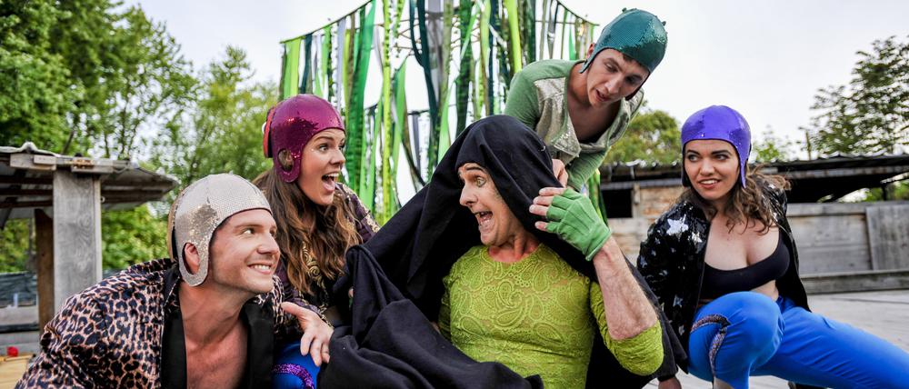 Globe Berlin. Im „Ein Sommernachtstraum“ reißen Puck und Elfen miteinander Possen.