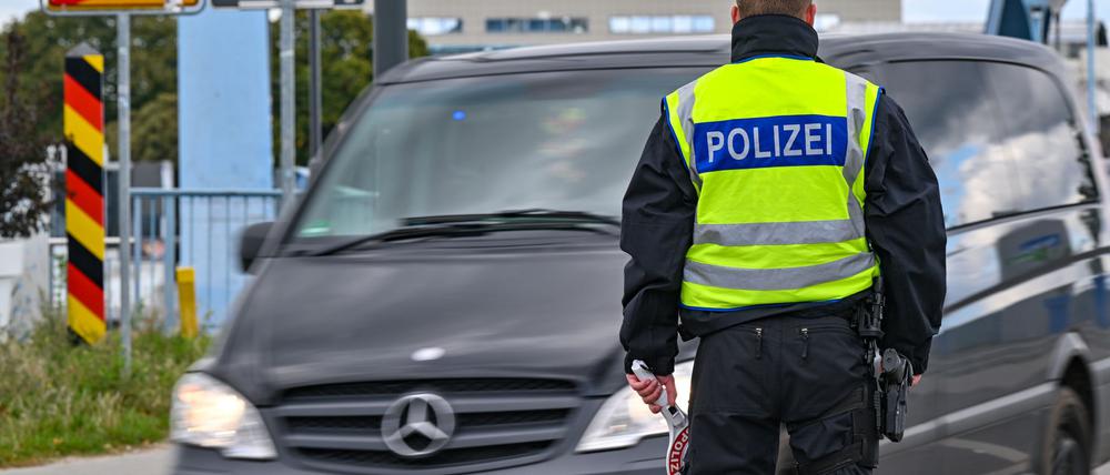 Brandenburgs Innenminister Michael Stübgen (CDU) hält sie für effektiv: feste Kontrollen an der deutsch-polnischen Grenze (Archivbild).