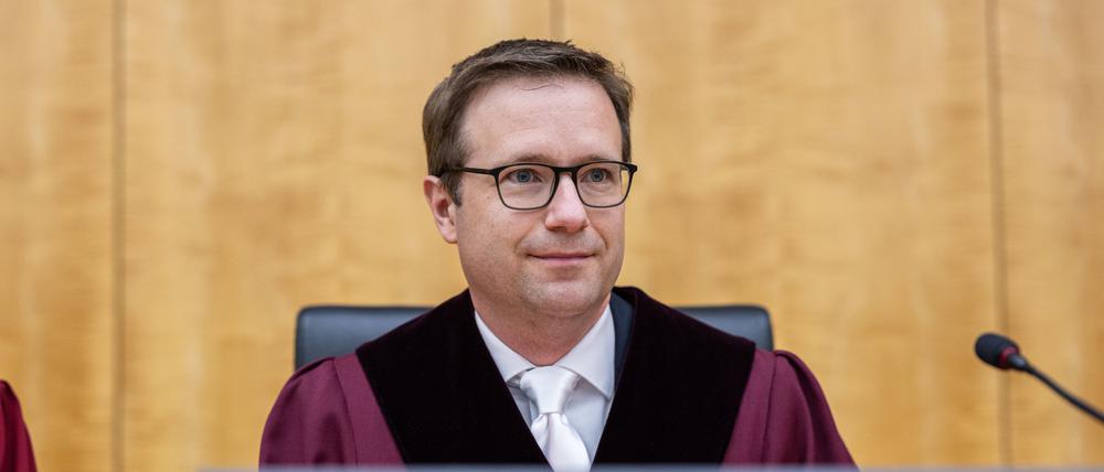 Im Berufungsverfahren um den Streit der Einstufung der AfD durch den Verfassungsschutz sitzt der Vorsitzende Richter am OVG, Gerald Buck, im Oberverwaltungsgericht. 