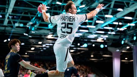 Mit einem deutlichen Sieg gegen Japan kommen die deutschen Handballer dem Viertelfinale einen großen Schritt näher.