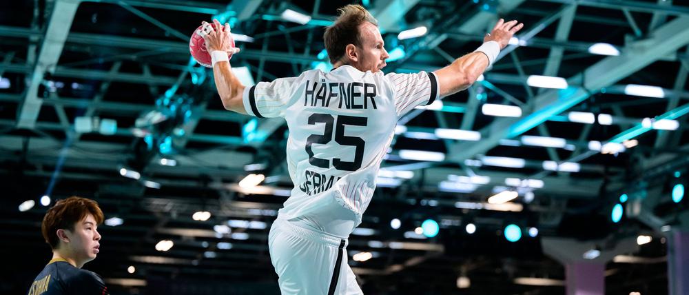 Mit einem deutlichen Sieg gegen Japan kommen die deutschen Handballer dem Viertelfinale einen großen Schritt näher.
