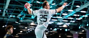 Mit einem deutlichen Sieg gegen Japan kommen die deutschen Handballer dem Viertelfinale einen großen Schritt näher.