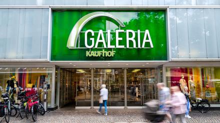 Filiale der Kaufhauskette Galeria Kaufhof in einer Fußgängerzone. 
