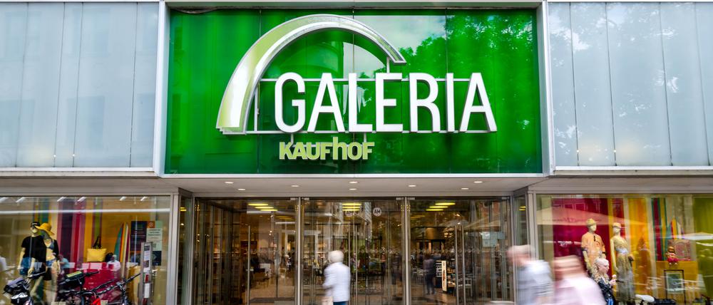 Filiale der Kaufhauskette Galeria Kaufhof in einer Fußgängerzone. 