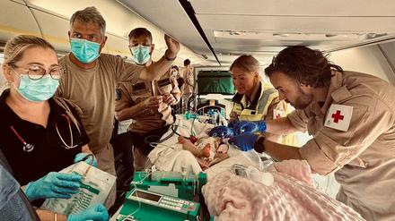 Der kleine Orest aus dem beschossenen Kyjiwer Ochmatdyt-Krankenhaus wird zur Behandlung nach Deutschland ausgeflogen.