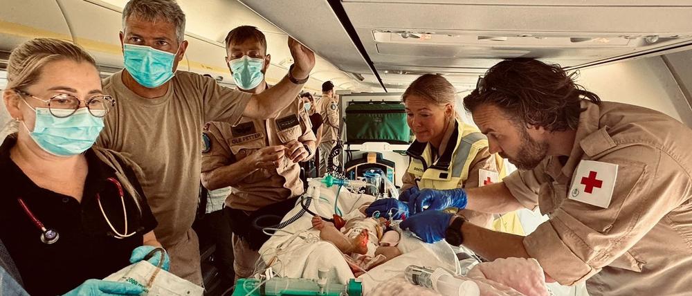 Der kleine Orest aus dem beschossenen Kyjiwer Ochmatdyt-Krankenhaus wird zur Behandlung nach Deutschland ausgeflogen.