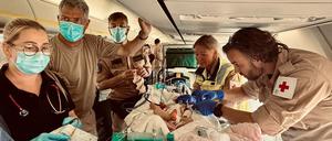 Der kleine Orest aus dem beschossenen Kyjiwer Ochmatdyt-Krankenhaus wird zur Behandlung nach Deutschland ausgeflogen.