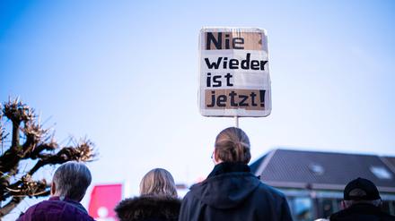 Bürgerinnen und Bürger protestieren gegen Rechtsextremismus unter dem Motto Schulter an Schulter gegen Faschismus. 