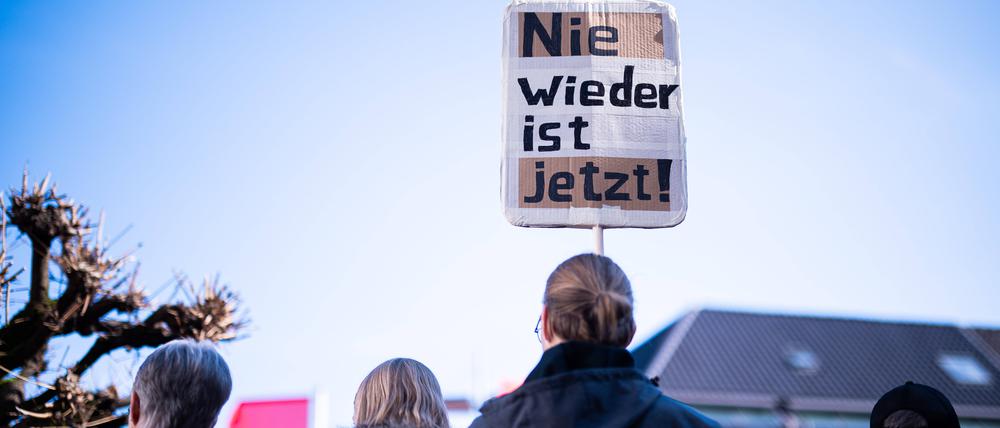 Bürgerinnen und Bürger protestieren gegen Rechtsextremismus unter dem Motto Schulter an Schulter gegen Faschismus. 