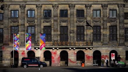 Der Königspalast am Dam-Platz in Amsterdam ist mit roter Farbe beschmiert. Es handele sich um eine Aktion von Sympathisanten des palästinensischen Volkes. 