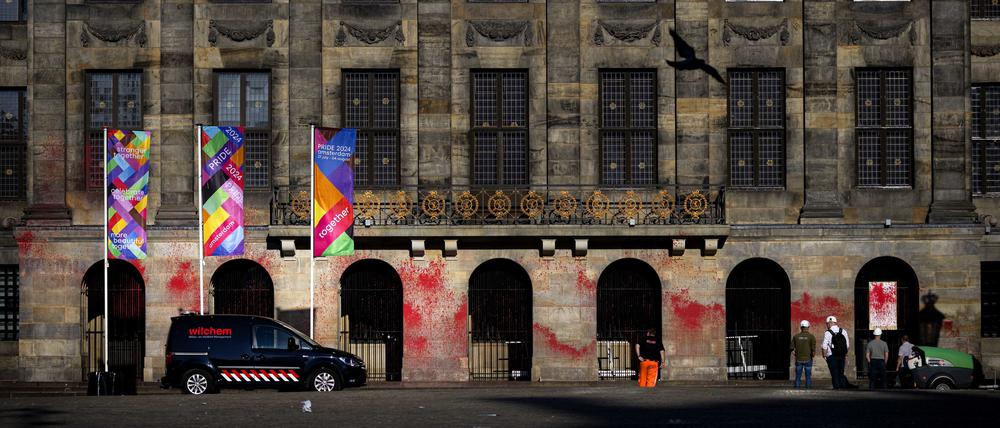 Der Königspalast am Dam-Platz in Amsterdam ist mit roter Farbe beschmiert. Es handele sich um eine Aktion von Sympathisanten des palästinensischen Volkes.