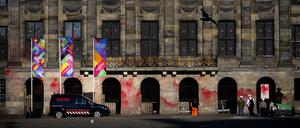 Der Königspalast am Dam-Platz in Amsterdam ist mit roter Farbe beschmiert. Es handele sich um eine Aktion von Sympathisanten des palästinensischen Volkes. 