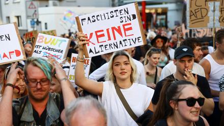 Eine Frau hält ein Plakat während eines Protestes gegen die rechtsextreme Alternative für Deutschland (AfD), während Demonstranten zum Veranstaltungsort des AfD-Parteitags in Essen. 