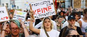 Eine Frau hält ein Plakat während eines Protestes gegen die rechtsextreme Alternative für Deutschland (AfD), während Demonstranten zum Veranstaltungsort des AfD-Parteitags in Essen. 