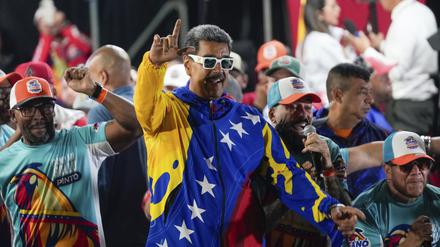 Präsident Nicolás Maduro feiert in der Nacht zum Montag seinen vermeintlichen Wahlsieg.