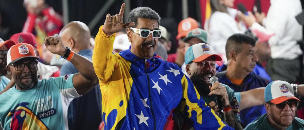 Präsident Nicolás Maduro feiert in der Nacht zum Montag seinen vermeintlichen Wahlsieg.