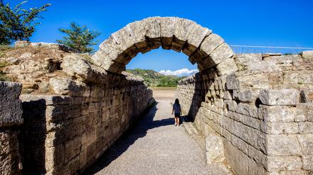 Das Zeus-Heiligtum von Olympia war die Stätte des wichtigsten Sportfestes der Antike und zählt heute zu den touristischen Hauptsehenswürdigkeiten auf der griechischen Halbinsel Peloponnes. Im Bild der überwölbten Gang, der zum Stadion hindurchführte und den Sportlern als Zugang diente. 