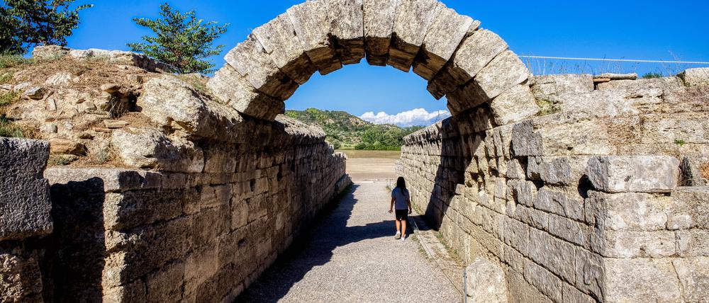 Das Zeus-Heiligtum von Olympia war die Stätte des wichtigsten Sportfestes der Antike und zählt heute zu den touristischen Hauptsehenswürdigkeiten auf der griechischen Halbinsel Peloponnes. Im Bild der überwölbten Gang, der zum Stadion hindurchführte und den Sportlern als Zugang diente.